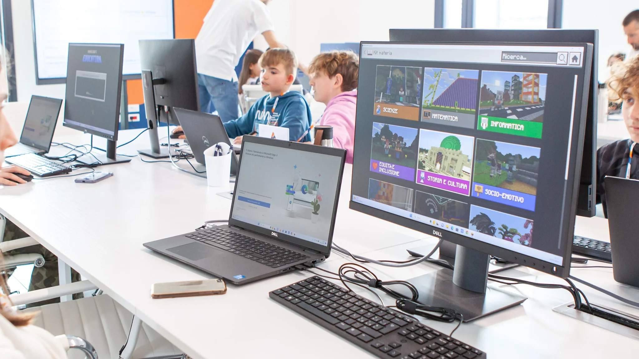 bambini al corso di Minecraft Edication Edition presso Axera Academy