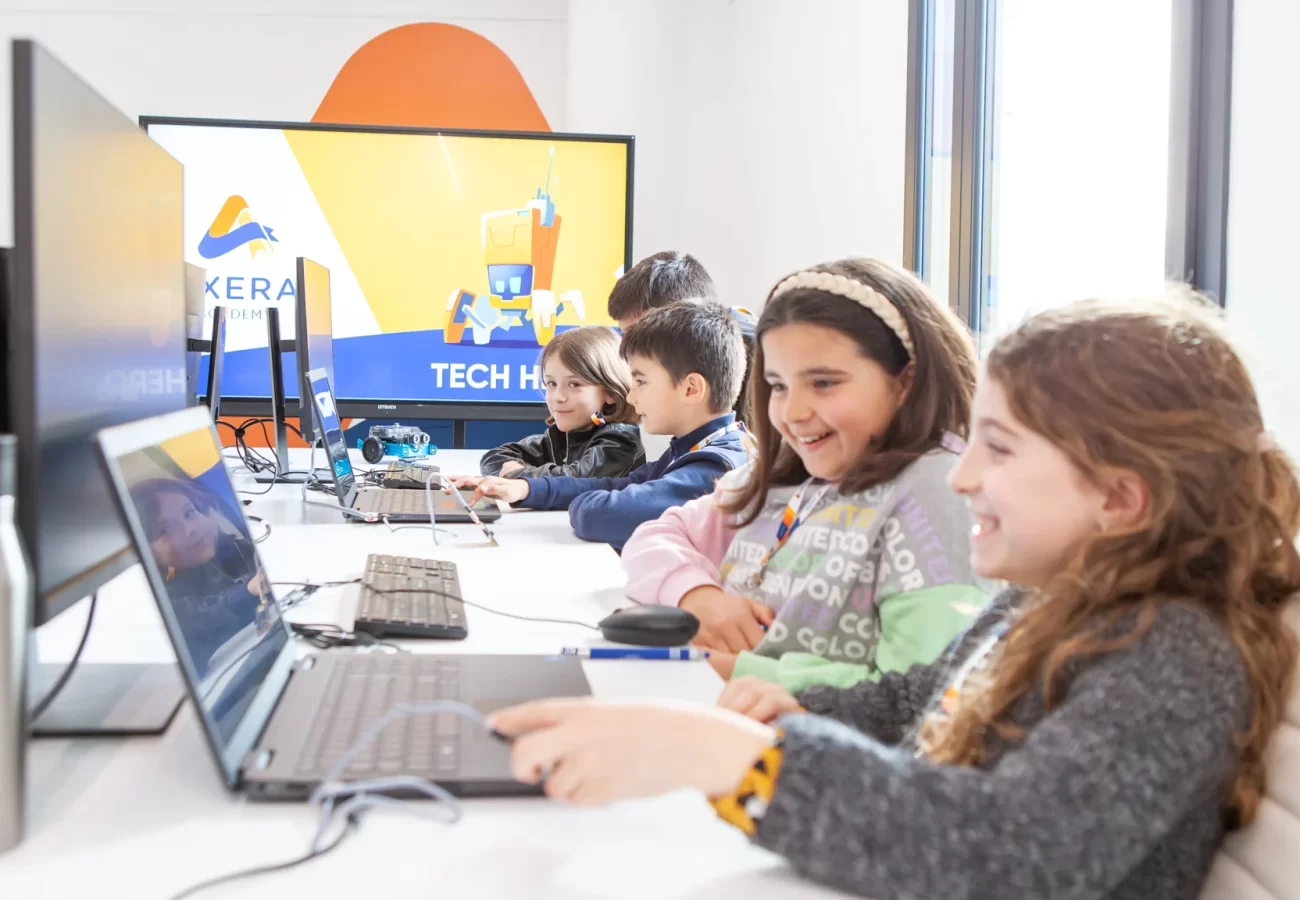 bambini e ragazzi che seguono un corso presso Axera Academy